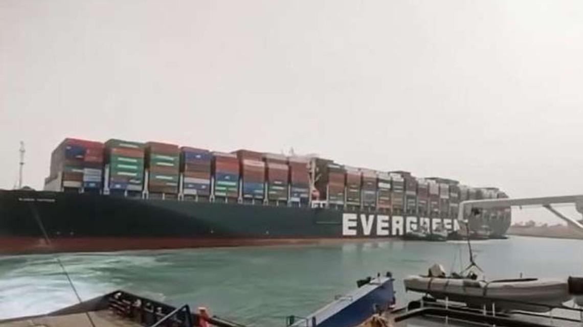 El Canal de Suez suspende ruta, el rescate de un carguero varado puede demorar semanas